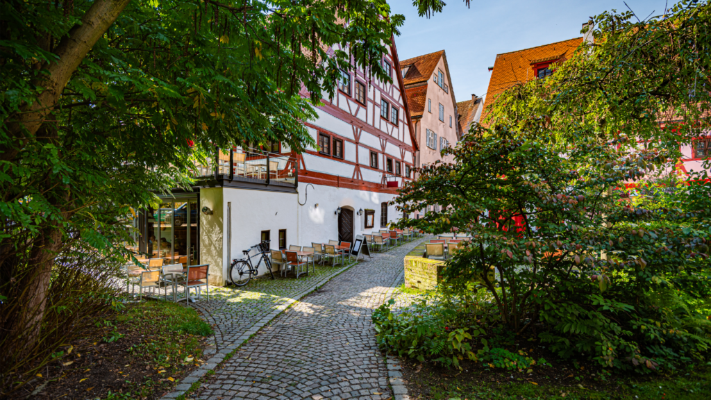 Apartment mit Schreibtisch